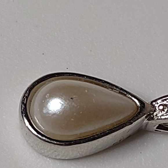 Silver Tone Avon Teardrop Shaped Pendant Necklace Adjustable 16.5 To 19 Inches - Picture 5 of 12